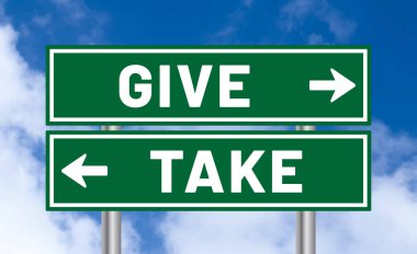 Mavi gökyüzü arka planında aşağı yukarı yol işareti