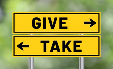 Bulanık arkaplanda yol işareti ver ya da al