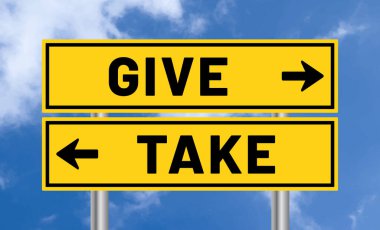 Mavi gökyüzü arka planında aşağı yukarı yol işareti