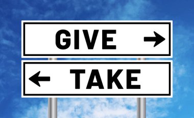 Mavi gökyüzü arka planında aşağı yukarı yol işareti