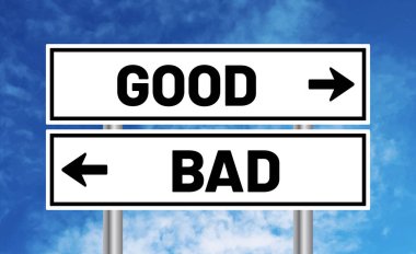 Bulutlu arka planda iyi ya da kötü yol işareti