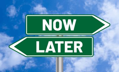 Şimdi veya daha sonra yol oturum gökyüzü arka plan üzerinde