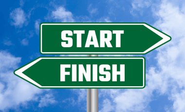 Gökyüzü arkaplanındaki yol işaretini başlat ya da bitir