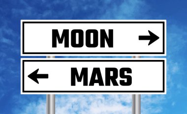 Bulutlu arkaplanda Ay ya da Mars 'ın yol işareti