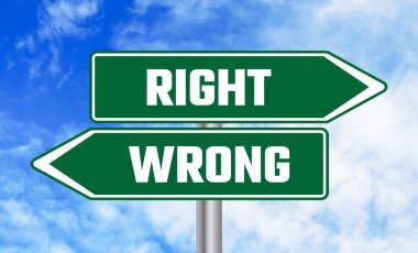 Mavi gökyüzü arka planında doğru veya yanlış yol işareti