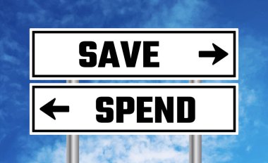 Mavi gökyüzü arkaplanındaki yol işaretini kaydet veya harca