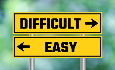 Bulanık arkaplanda zor ya da kolay yol işareti