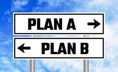 A planı ya da B planı mavi gökyüzü arkaplanındaki yol işareti