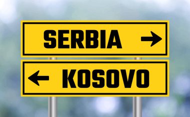 Sırbistan veya Kosova yol tabelasının arkaplanı bulanık