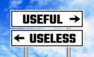 Mavi gökyüzü arka planında kullanışlı ya da yararsız yol işareti