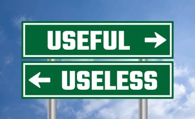 Mavi gökyüzü arka planında kullanışlı ya da yararsız yol işareti