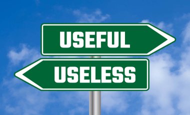 Mavi gökyüzü arka planında kullanışlı ya da yararsız yol işareti