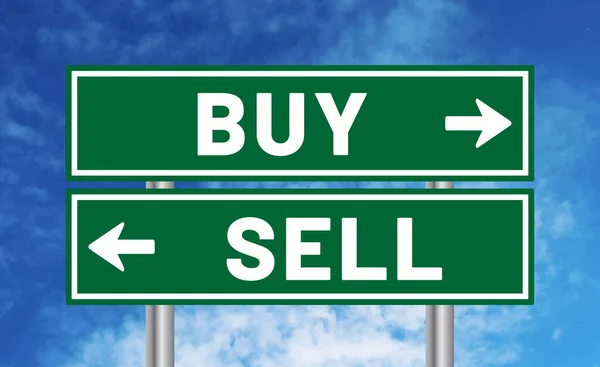 购买或出售路标上天空背景 — 图库照片