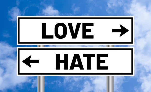青い空の背景に愛や憎しみの道路標識 — ストック写真