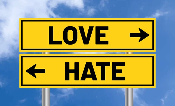 Miłość Lub Nienawiść Drogowy Znak Tle Niebieskiego Nieba — Zdjęcie stockowe