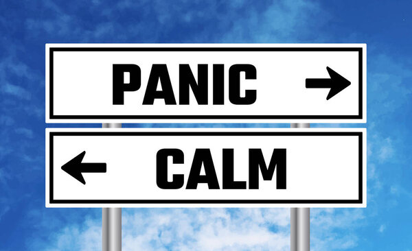 Паника или спокойный дорожный знак на фоне неба
