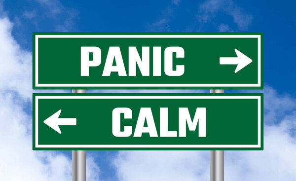 Паника или спокойный дорожный знак на фоне неба