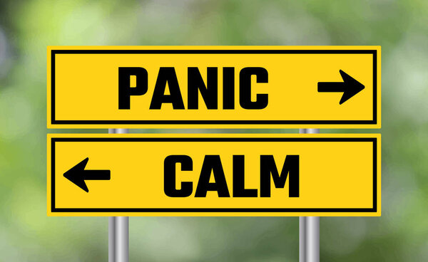 Паника или спокойный дорожный знак на фоне размытости