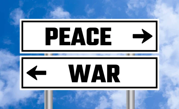 Bulutlu Arka Planda Barış Savaş Yolu Işareti — Stok fotoğraf