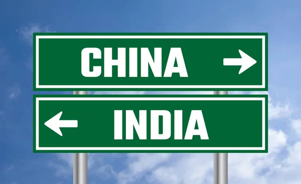 蓝天背景下的中国或印度路标 — 图库照片