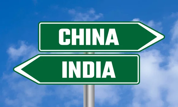 青い空の背景に中国やインドの道路標識 — ストック写真