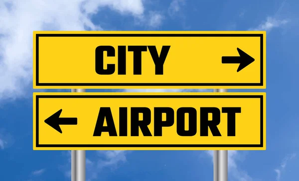 多云天空背景下的城市或机场路标 — 图库照片