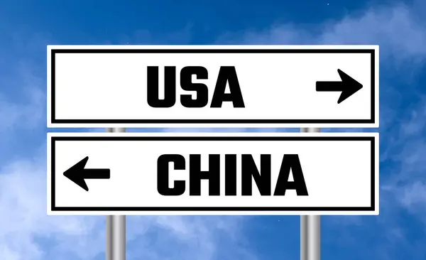 蓝天背景下的美国或中国路标 — 图库照片