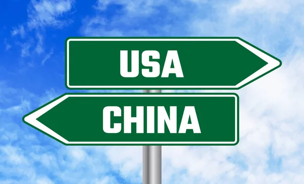 蓝天背景下的美国或中国路标 — 图库照片