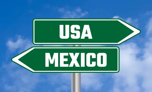 Ηπα Μεξικό Οδική Πινακίδα Στο Θολό Φόντο Του Ουρανού — Φωτογραφία Αρχείου