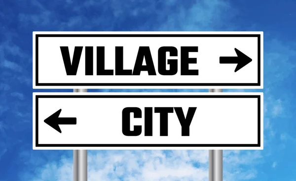 蓝天背景上的村庄或城市路标 — 图库照片