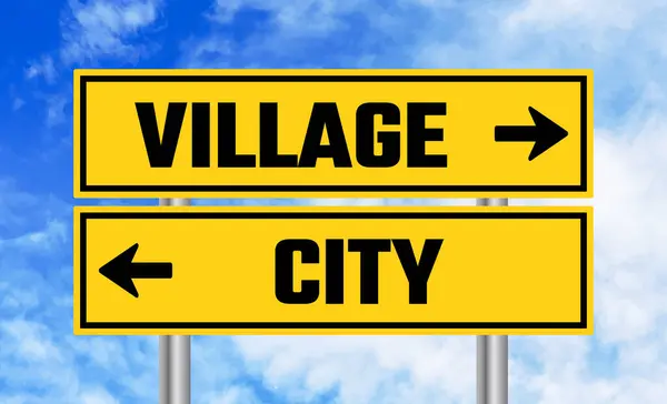 蓝天背景上的村庄或城市路标 — 图库照片