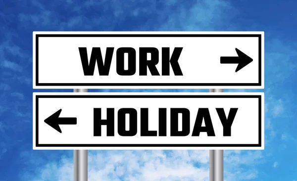 Arbeit Oder Urlaub Verkehrszeichen Auf Bewölkten Himmel Hintergrund — Stockfoto