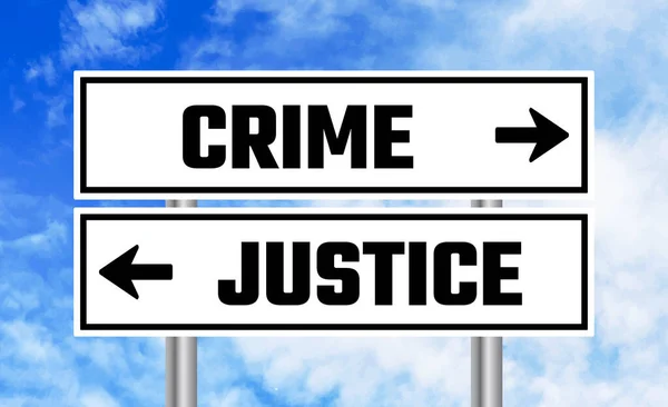 Verbrechen Oder Gerechtigkeit Straßenschild Auf Himmel Hintergrund — Stockfoto