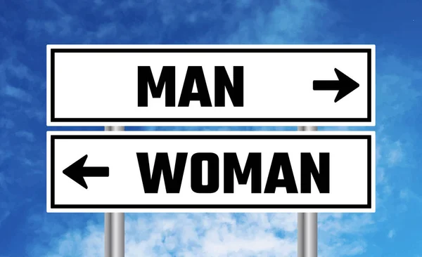 Man Vrouw Verkeersbord Blauwe Lucht Achtergrond — Stockfoto