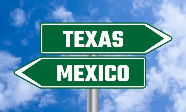 德克萨斯或墨西哥的路标在多云的天空背景下 — 图库照片