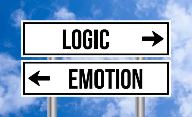 Gökyüzü arka planında mantık veya duygu simgesi