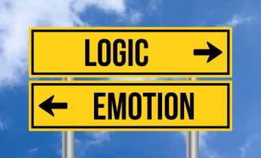 Gökyüzü arka planında mantık veya duygu simgesi