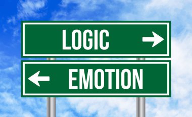 Gökyüzü arka planında mantık veya duygu simgesi