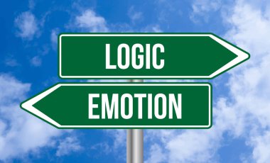 Gökyüzü arka planında mantık veya duygu simgesi