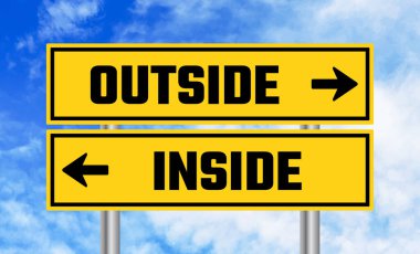 Mavi gökyüzü arka planında dışarıdaki ya da içerideki yol işareti