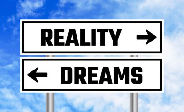 Bulutlu arka planda gerçeklik ya da rüya yol işareti