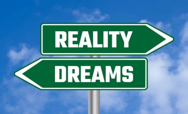 Bulutlu arka planda gerçeklik ya da rüya yol işareti