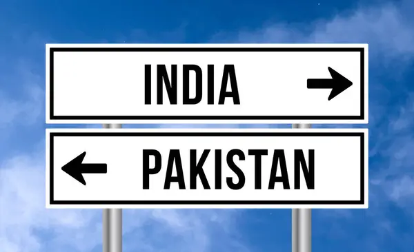 Ινδία Pakistan Οδική Πινακίδα Στο Θολό Φόντο Του Ουρανού — Φωτογραφία Αρχείου