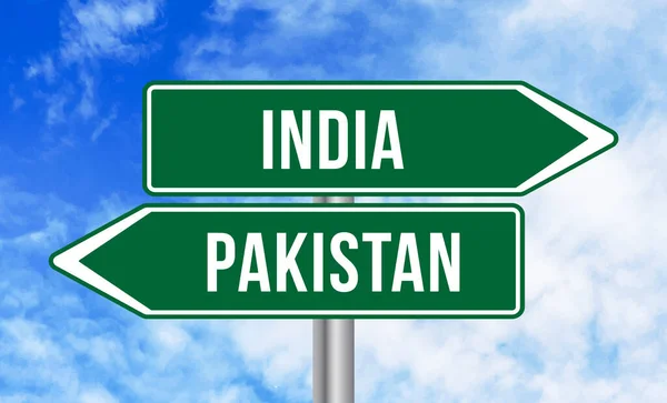 Ινδία Pakistan Οδική Πινακίδα Στο Θολό Φόντο Του Ουρανού — Φωτογραφία Αρχείου