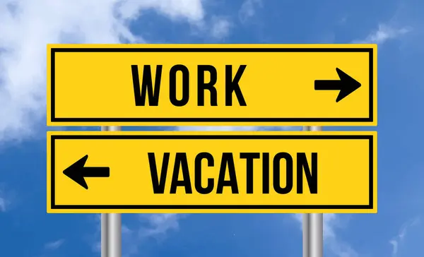 Arbeit Oder Urlaub Verkehrszeichen Auf Himmel Hintergrund — Stockfoto