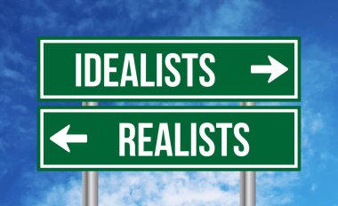 Gökyüzü arka planında idealistler ya da realistler yol tabelası