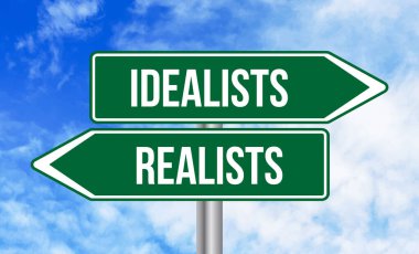 Gökyüzü arka planında idealistler ya da realistler yol tabelası