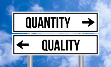 Gökyüzü arka planında nicelik veya kalite yol işareti