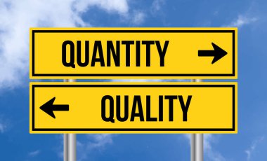 Gökyüzü arka planında nicelik veya kalite yol işareti