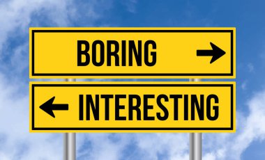 Gökyüzü arka planında sıkıcı ya da ilginç yol işareti